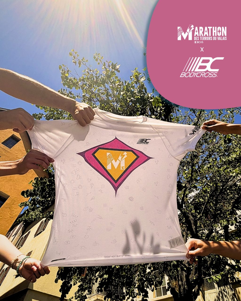 🦸‍♂️ On se l’arrache déjà… comme si le t-shirt officiel du Marathon des terroirs du Valais BCVS te donnait des ailes à chaque foulée ! 💥Conçu avec passion et expertise par notre partenaire @bodycrossbrand, ce t-shirt t’accompagnera jusqu’à la ligne d’arrivée et promet de belles performances. 💪Et parce qu’on aime te faire plaisir ➡️ -20% sur tout le site @bodycrossbrand avec le code MTVS !🔗 shop-bodycross.com (valable même sur les promos !)#MarathondesterroirsduValaisBCVS #Bodycross #Marathon #MTVS #Valais