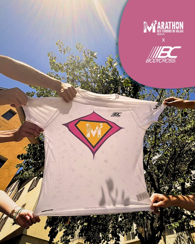 🦸‍♂️ On se l’arrache déjà… comme si le t-shirt officiel du Marathon des terroirs du Valais BCVS te donnait des ailes à chaque foulée ! 💥Conçu avec passion et expertise par notre partenaire @bodycrossbrand, ce t-shirt t’accompagnera jusqu’à la ligne d’arrivée et promet de belles performances. 💪Et parce qu’on aime te faire plaisir ➡️ -20% sur tout le site @bodycrossbrand avec le code MTVS !🔗 shop-bodycross.com (valable même sur les promos !)#MarathondesterroirsduValaisBCVS #Bodycross #Marathon #MTVS #Valais
