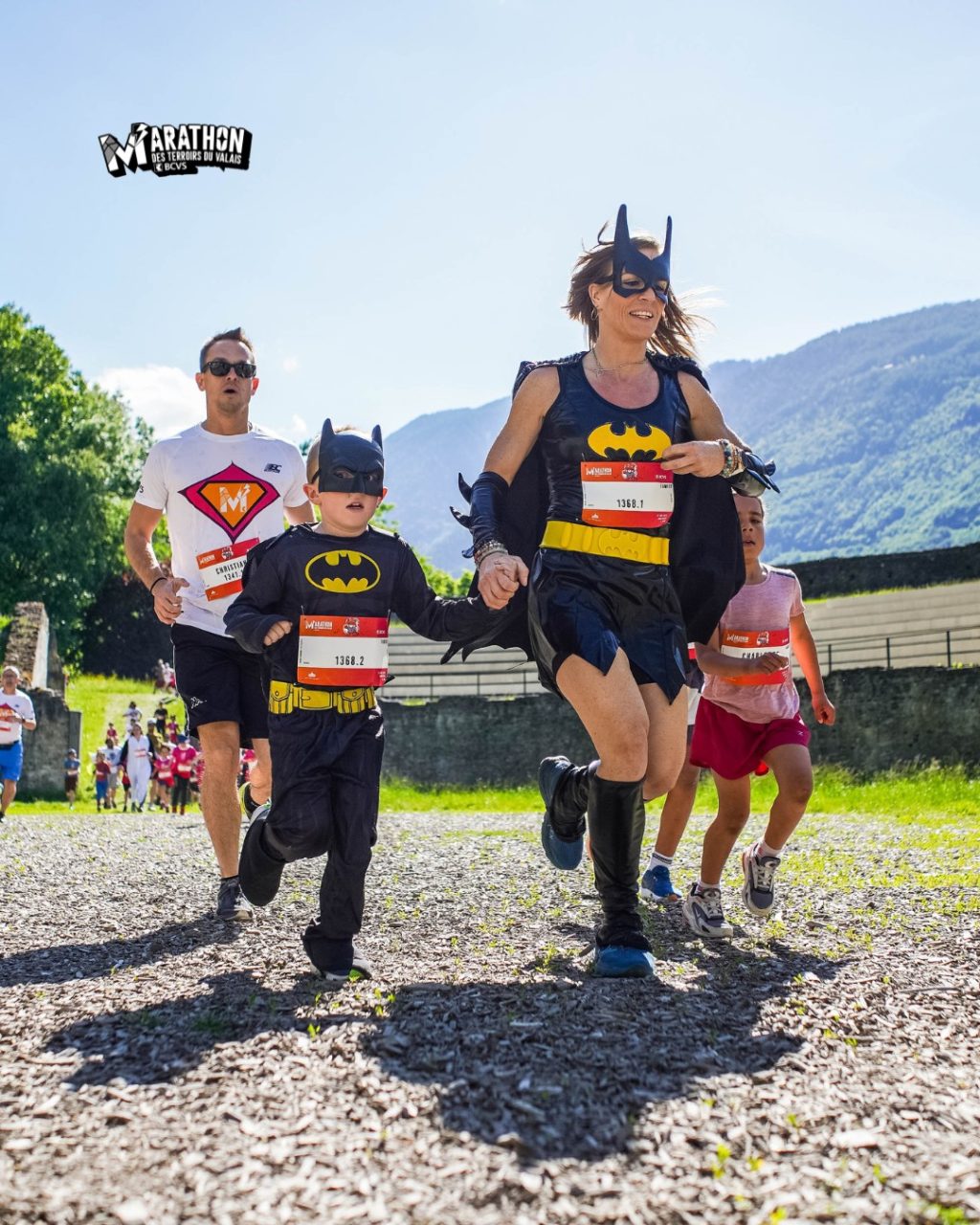 🦸♀️ Vous étiez si beaux en super-héros…🦸♂️
Déjà 2 semaines que vous avez enfilé vos capes (et vos baskets) pour faire vibrer l’ambiance du Marathon des terroirs du Valais ✨
Et franchement… on ne s’en est toujours pas remis 💥
Alors, on remet ça en 2026 ? Préparez-vous… le thème arrive très bientôt ! 🎉
 #Marathon #Valais #MarathondesterroirsduValaisBCVS #MTVS #Wallis #runningwoman #MarathondesterroirsduvalaisBCVS #marathontraining #RunTasteCelebrate #instarun #runnersofinstagram #running #valaisgravedansmoncoeur #switzerland #SuperHeroes2025 #run #instarunner #runningman