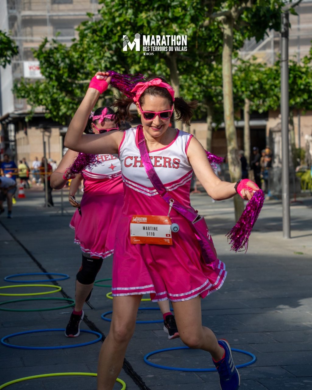 Est-ce que tu as déjà vu un marathon avec une section déjantée, des ravitos festifs et une ambiance aux allures de foire du Valais ? 😜
Le Marathon des terroirs du Valais BCVS, c’est bien plus qu’une course… c’est une expérience unique ! 🎭🍷

En 2026, on fête la 5ᵉ édition 🎉 — et crois-nous, des surprises encore plus folles t’attendent 🤩 (thème année 80 ça nous inspire!)

Alors ne manque pas la fête et rejoins-nous en mai prochain 🏃‍♀️💨
Mais avant ça… assure-toi de choper ton dossard au meilleur tarif ⏰
👉 Les prix augmentent dans mois d'une semaine !

 #marathonfestif #Valais #marathondesterroirsduvalaisbcvs #marathon #valaisgravedansmoncoeur #MarathondesterroirsduvalaisBCVS #marathon2026 #MTVS #runtastecelebrate