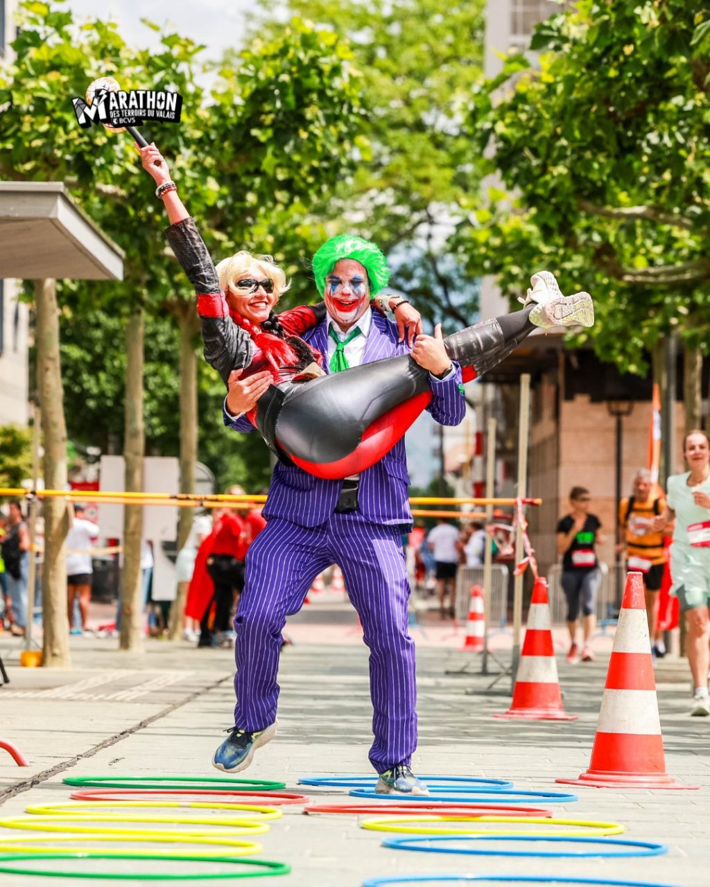 🦸♀️ Vous étiez si beaux en super-héros…🦸♂️
Déjà 2 semaines que vous avez enfilé vos capes (et vos baskets) pour faire vibrer l’ambiance du Marathon des terroirs du Valais ✨
Et franchement… on ne s’en est toujours pas remis 💥
Alors, on remet ça en 2026 ? Préparez-vous… le thème arrive très bientôt ! 🎉
 #Marathon #Valais #MarathondesterroirsduValaisBCVS #MTVS #Wallis #runningwoman #MarathondesterroirsduvalaisBCVS #marathontraining #RunTasteCelebrate #instarun #runnersofinstagram #running #valaisgravedansmoncoeur #switzerland #SuperHeroes2025 #run #instarunner #runningman