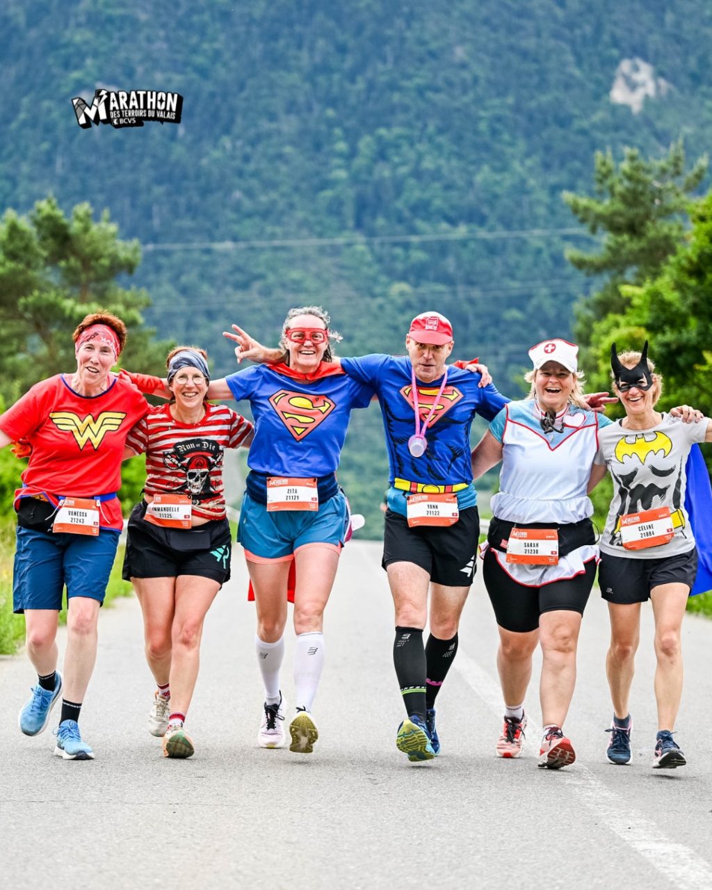 🦸♀️ Vous étiez si beaux en super-héros…🦸♂️
Déjà 2 semaines que vous avez enfilé vos capes (et vos baskets) pour faire vibrer l’ambiance du Marathon des terroirs du Valais ✨
Et franchement… on ne s’en est toujours pas remis 💥
Alors, on remet ça en 2026 ? Préparez-vous… le thème arrive très bientôt ! 🎉
 #Marathon #Valais #MarathondesterroirsduValaisBCVS #MTVS #Wallis #runningwoman #MarathondesterroirsduvalaisBCVS #marathontraining #RunTasteCelebrate #instarun #runnersofinstagram #running #valaisgravedansmoncoeur #switzerland #SuperHeroes2025 #run #instarunner #runningman