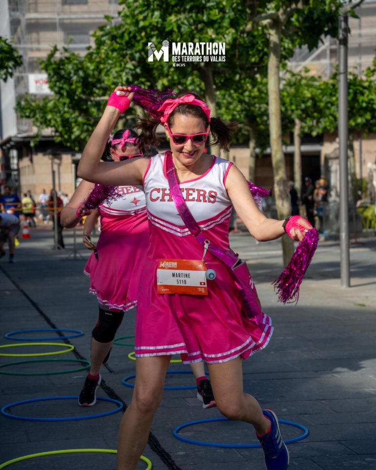 Est-ce que tu as déjà vu un marathon avec une section déjantée, des ravitos festifs et une ambiance aux allures de foire du Valais ? 😜
Le Marathon des terroirs du Valais BCVS, c’est bien plus qu’une course… c’est une expérience unique ! 🎭🍷

En 2026, on fête la 5ᵉ édition 🎉 — et crois-nous, des surprises encore plus folles t’attendent 🤩 (thème année 80 ça nous inspire!)

Alors ne manque pas la fête et rejoins-nous en mai prochain 🏃‍♀️💨
Mais avant ça… assure-toi de choper ton dossard au meilleur tarif ⏰
👉 Les prix augmentent dans mois d'une semaine !

 #marathonfestif #Valais #marathondesterroirsduvalaisbcvs #marathon #valaisgravedansmoncoeur #MarathondesterroirsduvalaisBCVS #marathon2026 #MTVS #runtastecelebrate